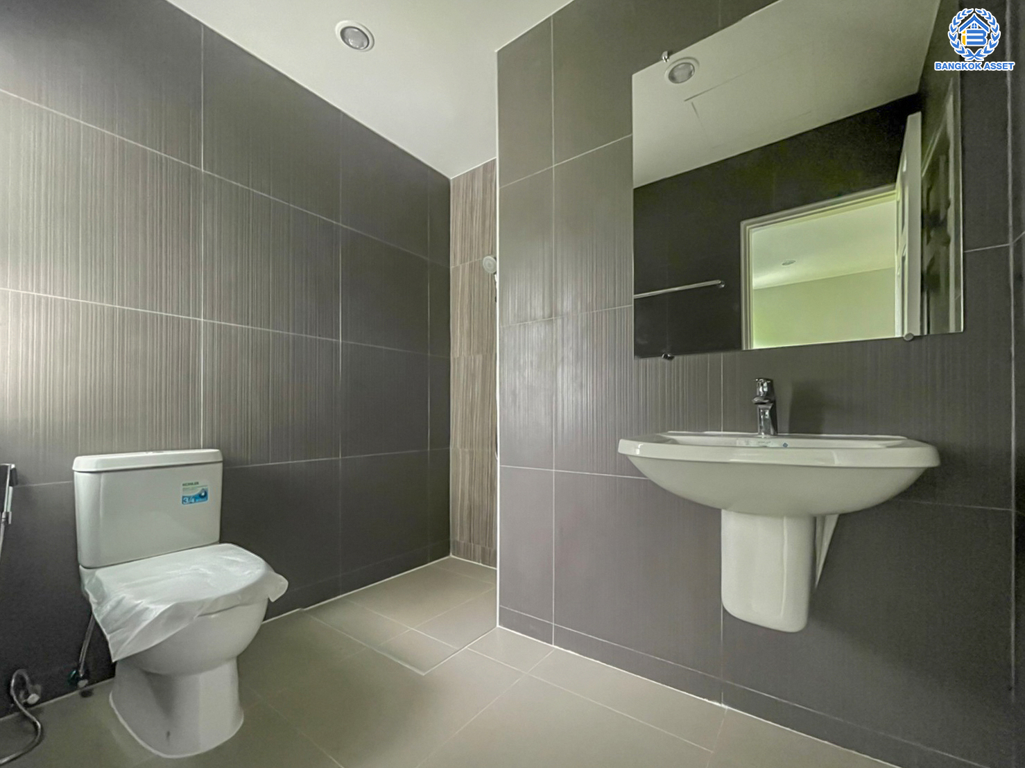 บ้านมือสองตกแต่งใหม่ ม.ภัทรา รามอินทรา5 หลังมุม! บนเนื้อที่กว้างขวางถึง 67.1 ตร.ว. ฟังกชัน 3 ห้องนอน 1 ห้องแม่บ้าน 3 ห้องนอน บ้านสวย พร้อมเข้าอยู่ ตรงข้ามสนามมวยลุมพินี บนทำเลศักยภาพ ใกล้รถไฟฟ้าสายสีชมพู "สถานีรามอินทรา 3"